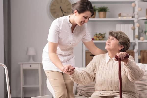 پرستار خانم برای نگهداری از سالمند